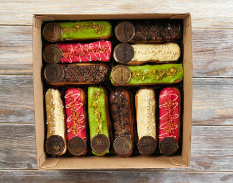 Set of eclairs
