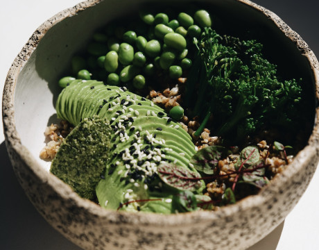 Buckwheat bowl with pesto and avocado